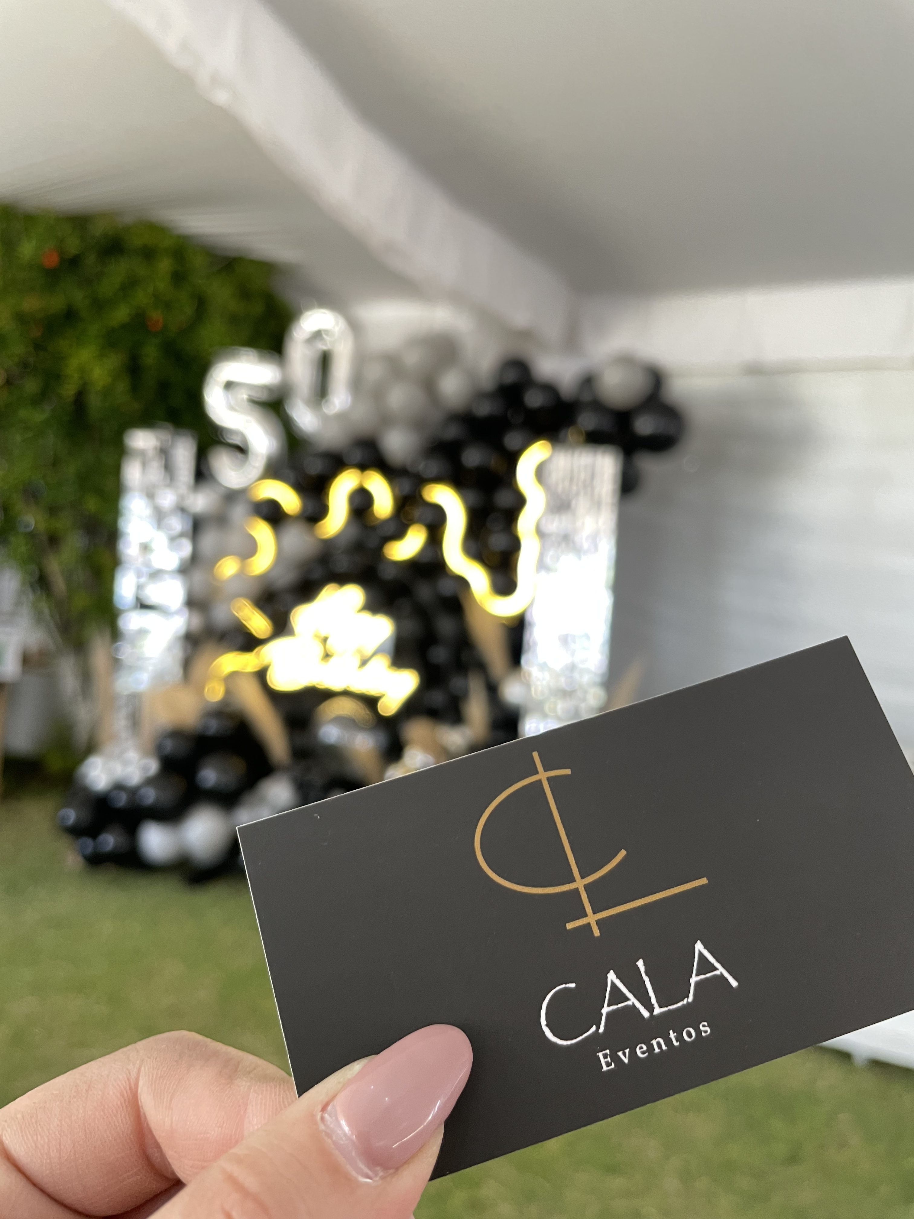 Backdrop de cumpleaños 50 con decoración dorada