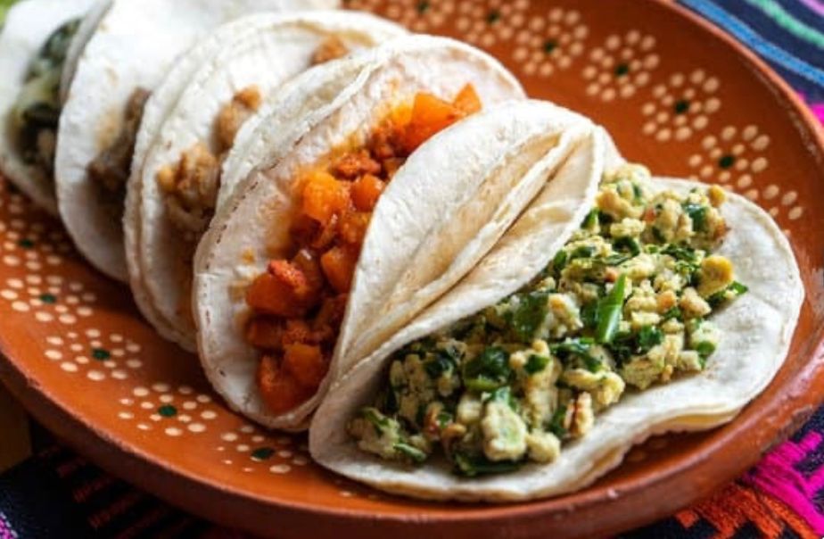 Buffet de comida mexicana con tacos