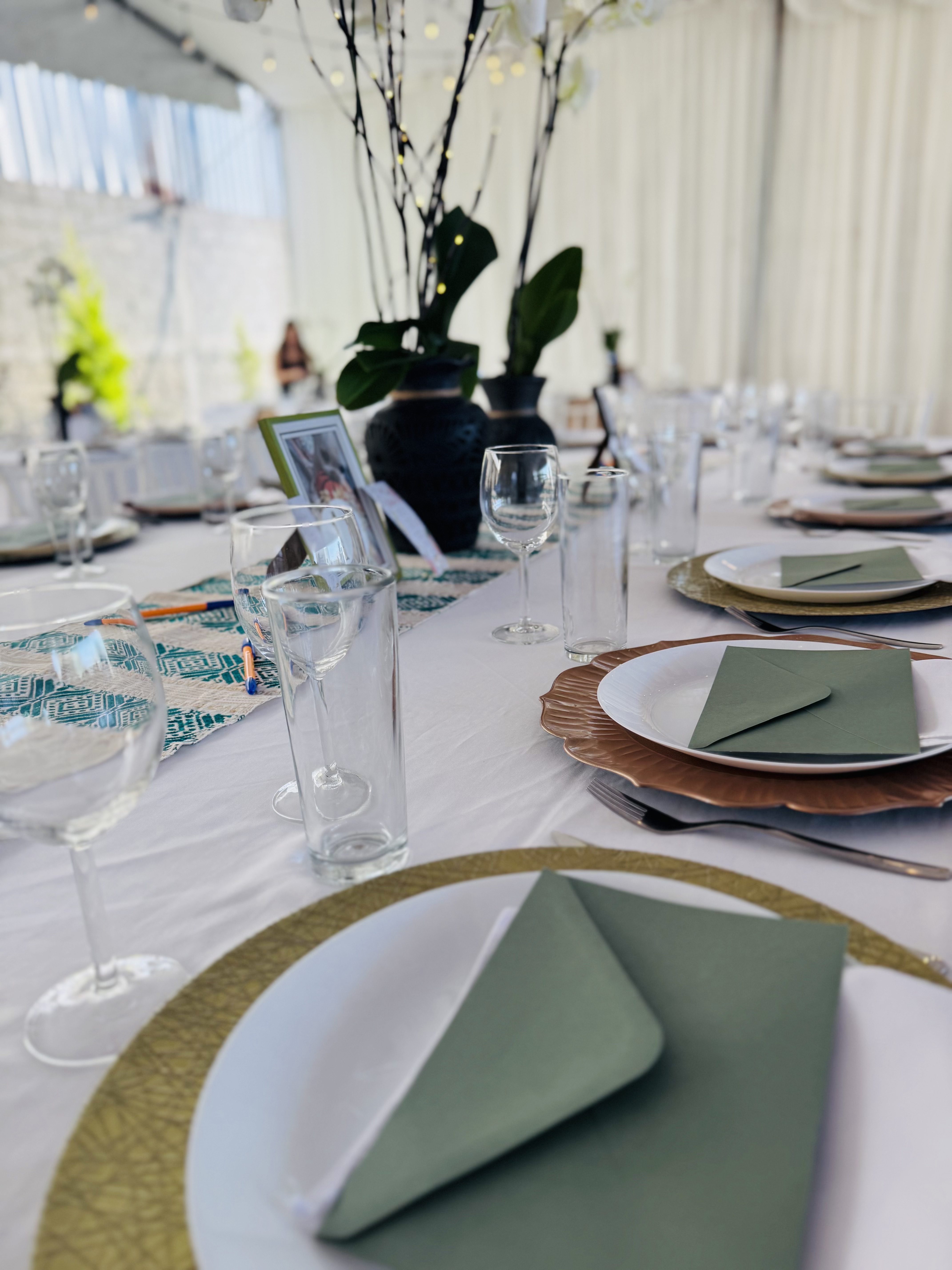 Cena formal con orquídeas y decoración dorada