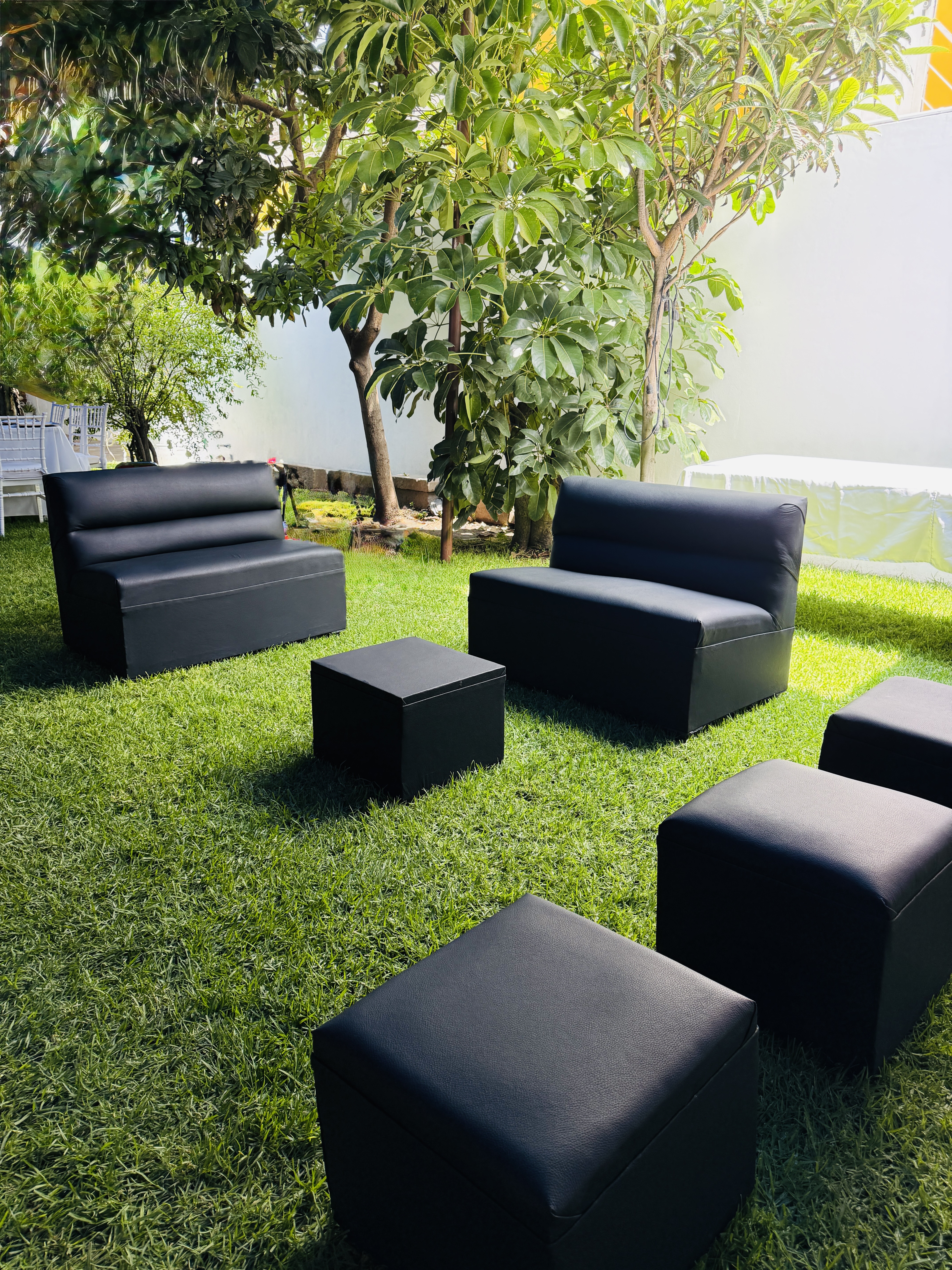 Área lounge en jardín con mobiliario elegante
